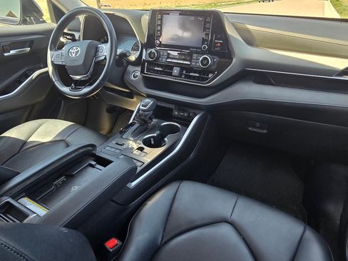 Used 2021 Toyota Highlander XLE image 27