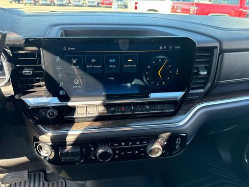 Used 2024 Chevrolet Silverado 1500 LT w/ Z71 Off-Road Package AWD/4WD image 17