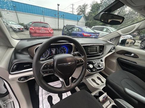 Used 2017 Chrysler Pacifica LX FWD image 4