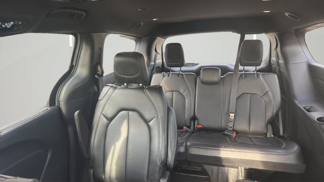 Used 2026 Chrysler Pacifica Select FWD image 12