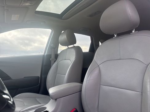 Used 2018 Kia Niro Touring image 25