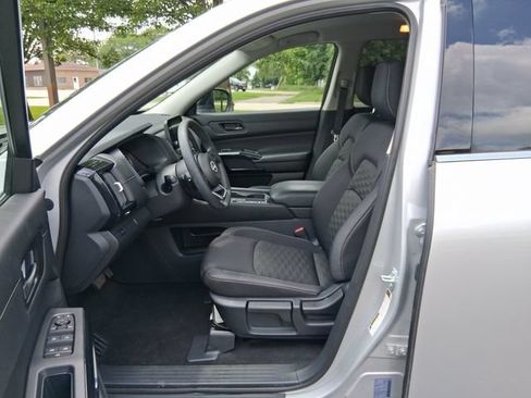 Used 2024 Nissan Pathfinder S FWD image 10