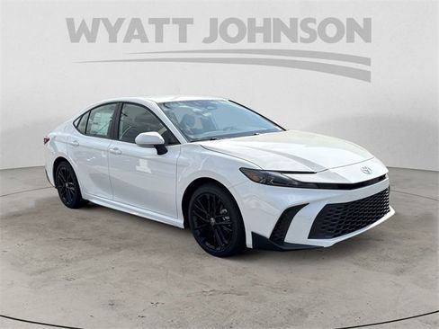 Used 2025 Toyota Camry SE image 7