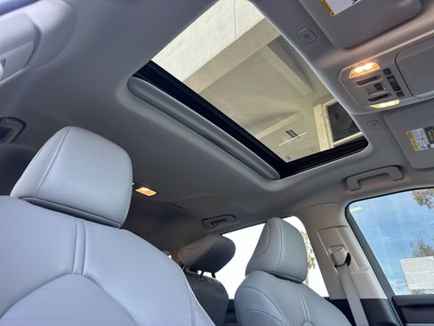 Used 2025 Toyota Highlander XLE image 17