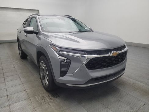 Used 2025 Chevrolet Trax LT FWD image 13