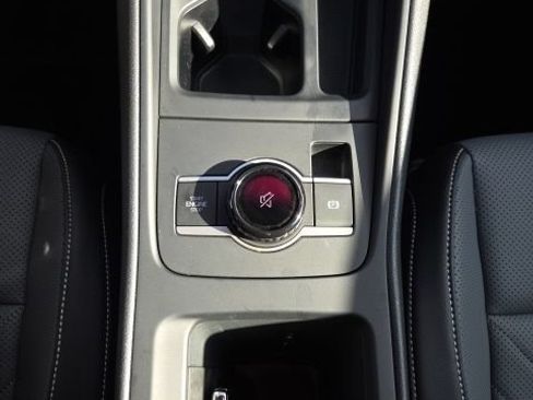 Used 2025 Volkswagen Tiguan SE AWD/4WD image 19