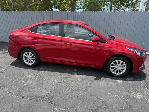Used 2020 Hyundai Accent SEL FWD image 2