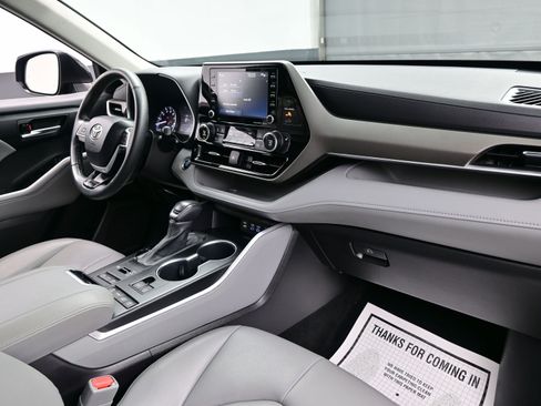 Used 2022 Toyota Highlander XLE image 15