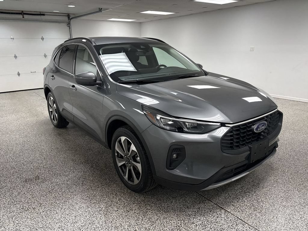 Used 2025 Ford Escape Platinum AWD/4WD image 2
