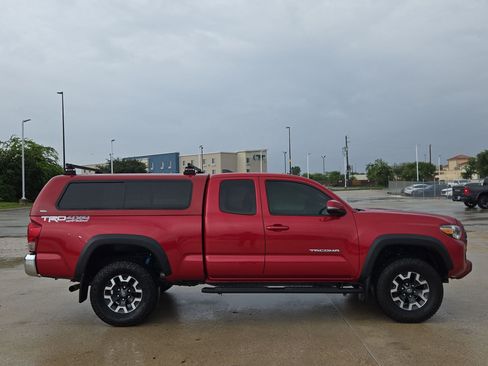 Used 2017 Toyota Tacoma SR5 AWD/4WD image 2