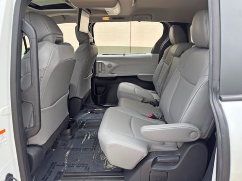 Used 2026 Toyota Sienna XLE FWD image 47