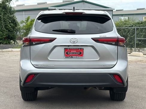 Used 2024 Toyota Highlander LE AWD/4WD image 7