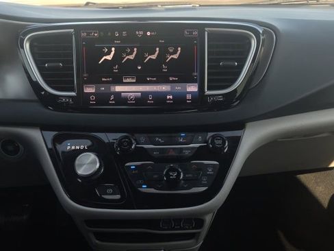 Used 2023 Chrysler Pacifica Touring-L FWD image 32