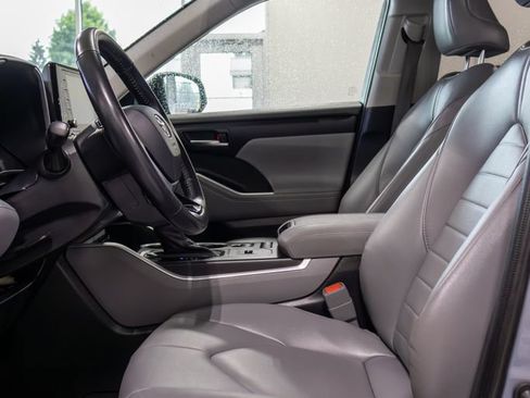 Used 2021 Toyota Highlander XLE AWD/4WD image 15