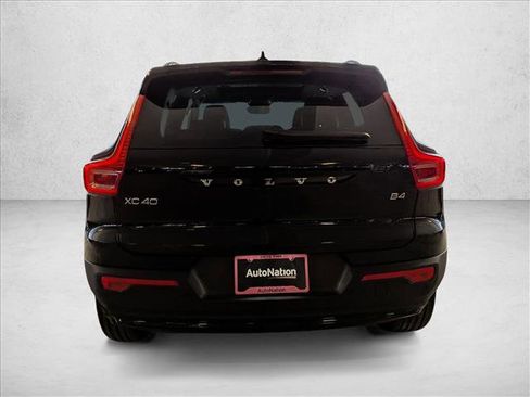 Used 2026 Volvo XC40 B4 Core w/ Climate Package FWD image 8
