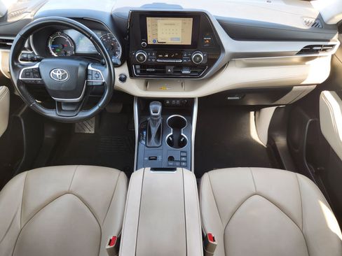 Used 2023 Toyota Highlander XLE image 29