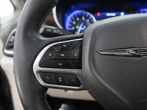 Used 2023 Chrysler Pacifica Limited FWD image 27
