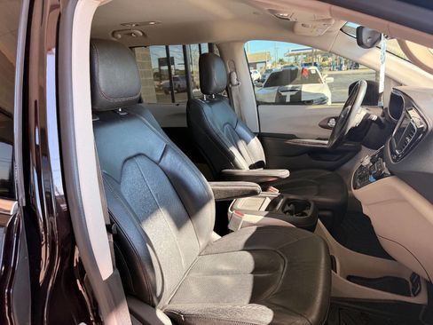Used 2019 Chrysler Pacifica Touring-L image 42