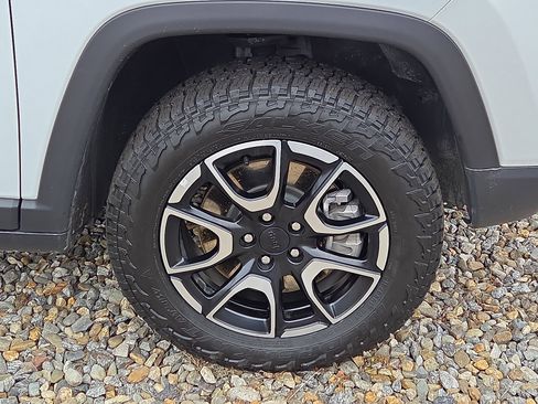 Used 2024 Jeep Compass Trailhawk image 8