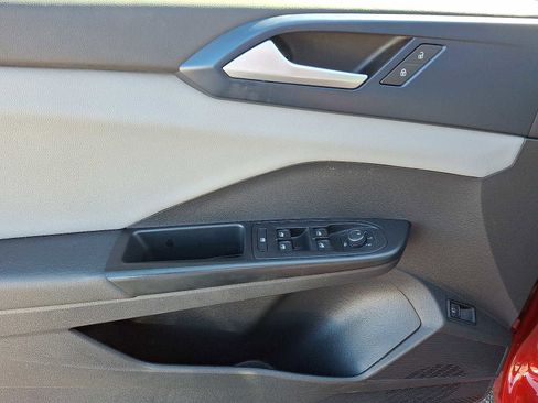 Used 2022 Volkswagen Taos SE image 13