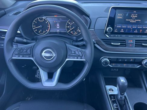 Used 2025 Nissan Altima 2.5 SV FWD image 11