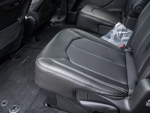 New 2025 Chrysler Pacifica Select image 30