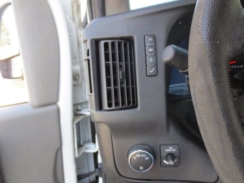 Used 2014 Chevrolet Express 2500 image 17