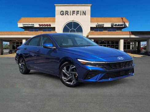 Used 2025 Hyundai Elantra Limited FWD image 2