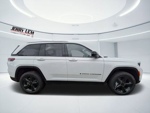 New 2025 Jeep Grand Cherokee Limited w/ Black Appearance Package image 2