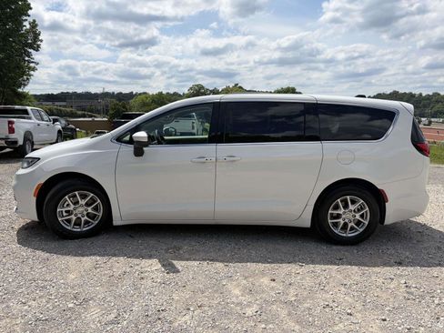 Used 2023 Chrysler Pacifica Touring-L FWD image 23