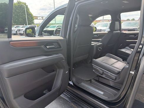 Used 2025 GMC Yukon XL Denali AWD/4WD image 13