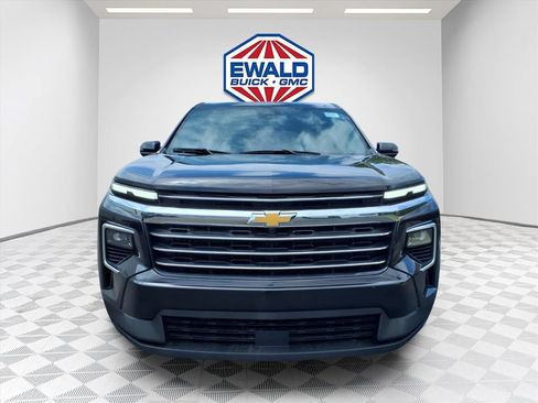 Used 2025 Chevrolet Traverse LT w/ Sun and Wheel Package AWD/4WD image 7