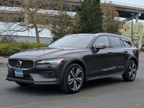 Used 2025 Volvo V60 B5 Cross Country Plus image 3