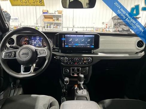 Used 2024 Jeep Wrangler Unlimited Sahara w/ Technology Group AWD/4WD image 18
