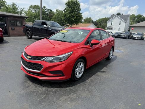 Used 2017 Chevrolet Cruze LT FWD image 3