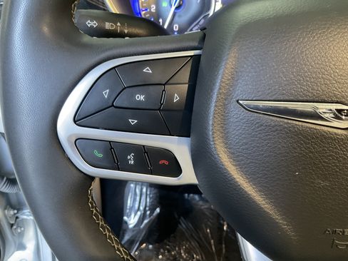 Used 2023 Chrysler Pacifica Limited image 28