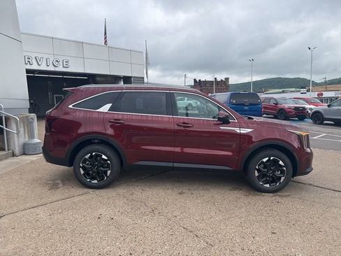 Used 2025 Kia Sorento S image 8