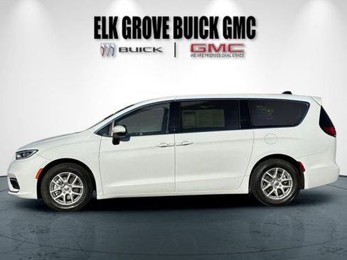 Used 2023 Chrysler Pacifica Touring-L image 7