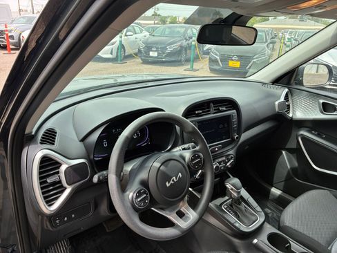 Used 2025 Kia Soul LX w/ LX Technology Package FWD image 28