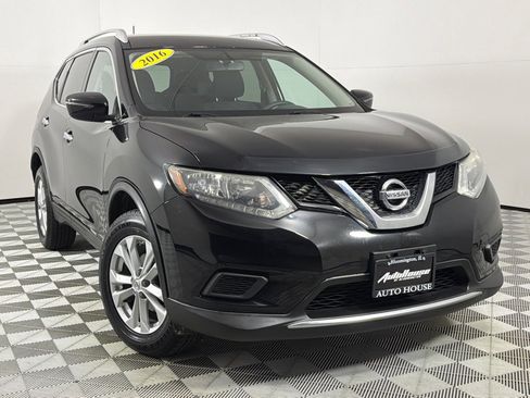 Used 2016 Nissan Rogue SV image 2