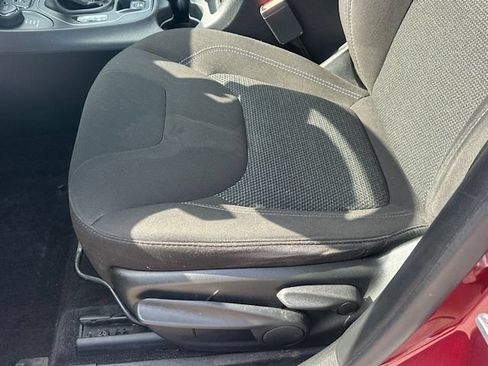 Used 2019 Jeep Cherokee Latitude w/ Cold Weather Group AWD/4WD image 17