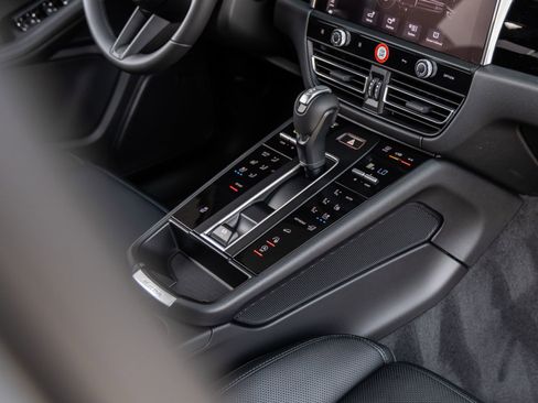 Certified 2026 Porsche Macan AWD/4WD image 34