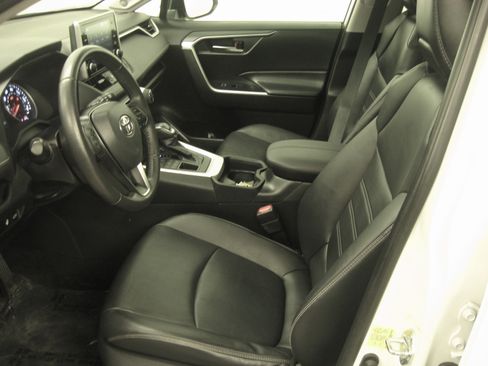 Used 2021 Toyota RAV4 XLE Premium image 8