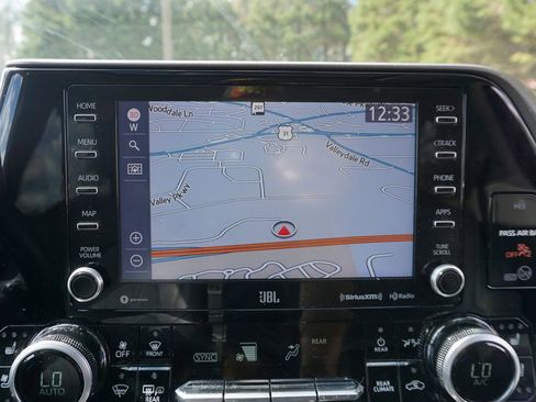 Used 2021 Toyota Highlander Limited image 9