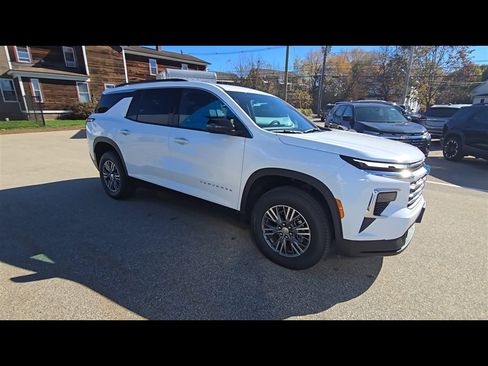 New 2026 Chevrolet Traverse LT image 2