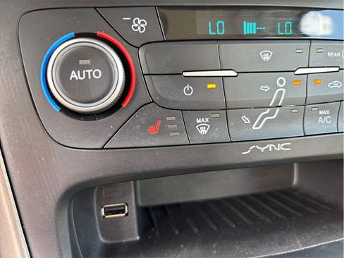 Used 2018 Ford Focus Titanium w/ Titanium Technology Package FWD image 34