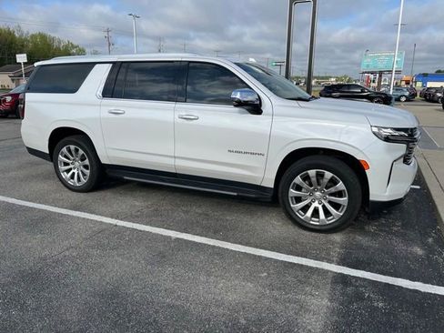 Used 2021 Chevrolet Suburban Premier w/ Premium Package AWD/4WD image 2