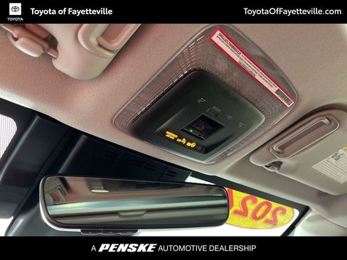 Used 2024 Toyota Prius Prime XSE Premium image 27