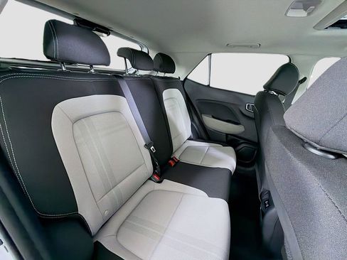 Used 2025 Hyundai Venue SEL FWD image 29
