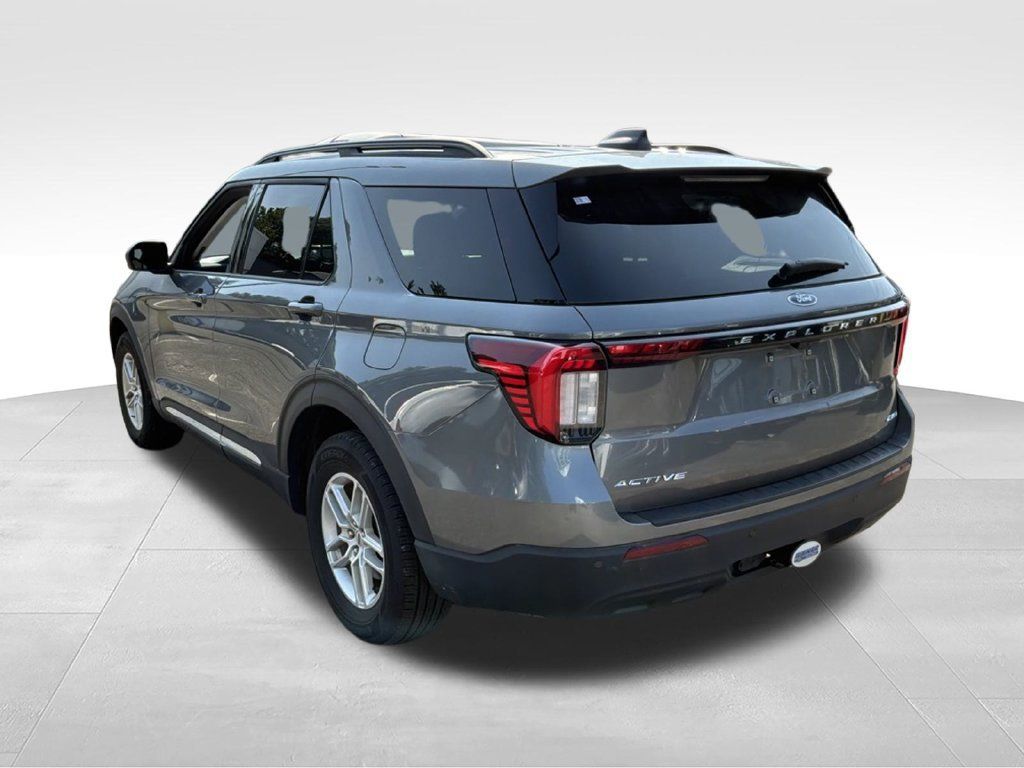 Used 2025 Ford Explorer Active AWD/4WD image 7